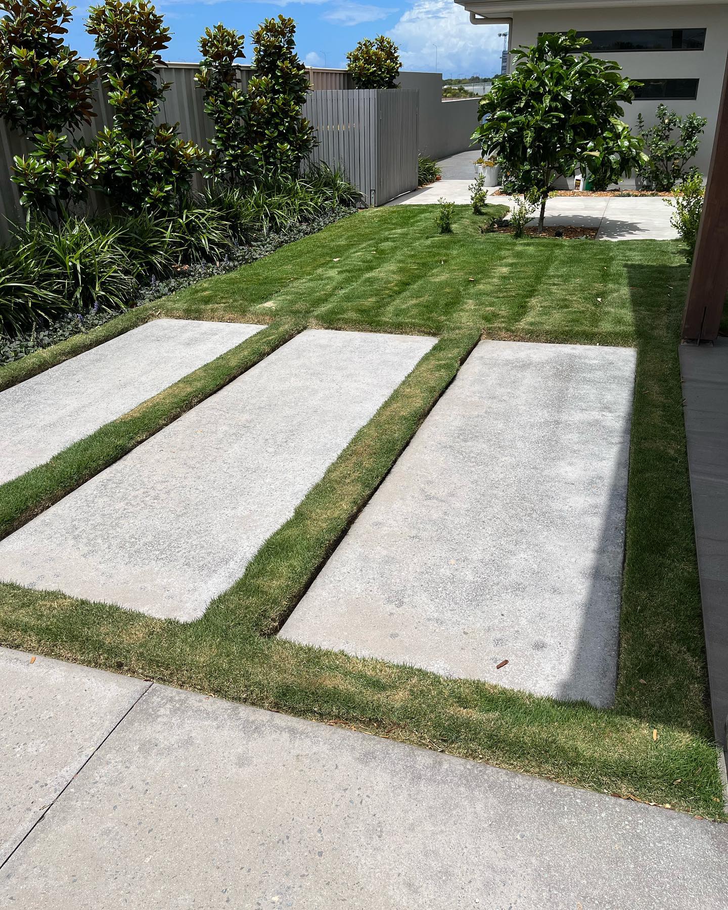 lawn mowing sunshine coast - trimmed garden and lawn